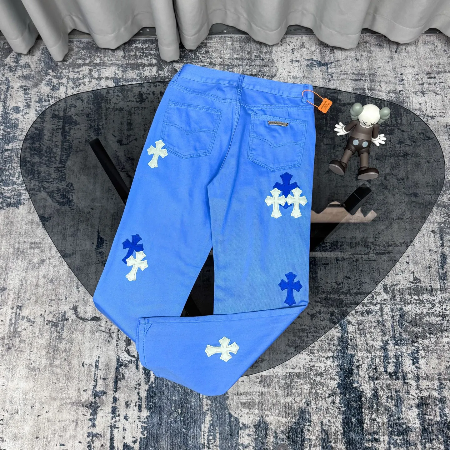 P270 Chrome hearts CH co-branded Drak Miami ice blue jeans exude uninhibited personality and unique charm. Every wear and tear is carefully designed to present a unique artistic feel. Made of imported denim fabric, which has undergone heavy industrial washing and destruction treatment, the trousers show a super cool effect on the upper body, allowing you to dominate the fashion stage.  This is more than just a pair of jeans, it is an expression of attitude. With its unique design concept and ultimate pursuit of details, Croxin breaks traditional boundaries and defines the jeans trend in the new era. The trousers are made of double-layer woven fabric with customized hardware. Special Italian cowhide is printed and cut. Custom-made sheepskin three-layer thick-line leather. The whole body is spliced ​​in heavy water washing. Craftsmen hand-splash ink. You can see the details. Three-dimensional cutting version. Loose and comfortable, not flattering to the body. Makes taller and slimmer. Seiko factory. Original quality control. Same style for men and women. Can be matched with couples. Versatile recommendation. Must-have jeans for all seasons. Color: ice blue. Size: 28-30-32-34.